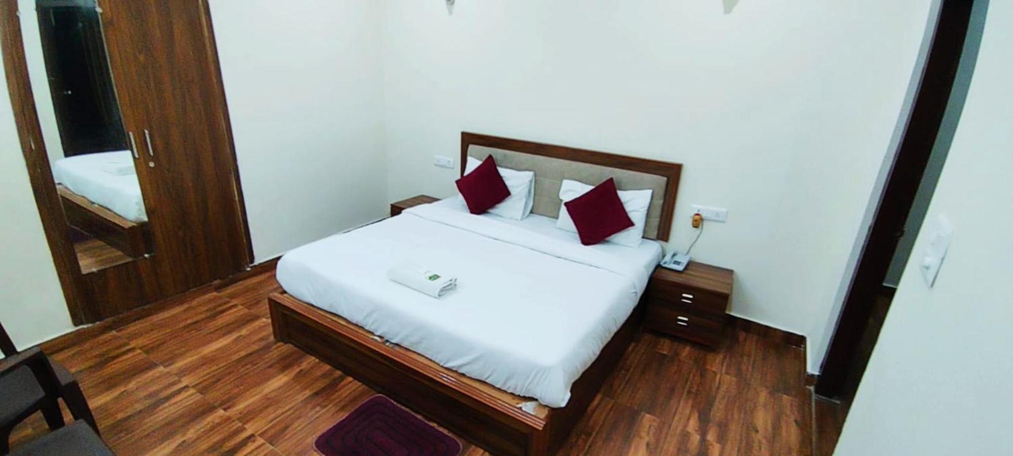 Luxury Rooms In Safdarjung Enclave Near Aiims & Safdarjung Hospital Нью-Дели Экстерьер фото