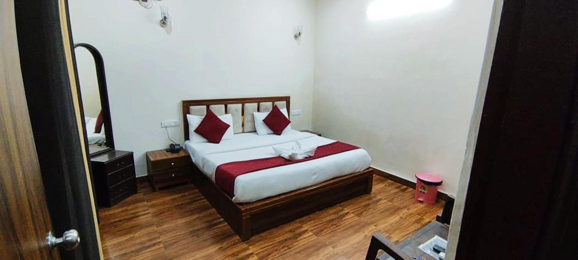Luxury Rooms In Safdarjung Enclave Near Aiims & Safdarjung Hospital Нью-Дели Экстерьер фото